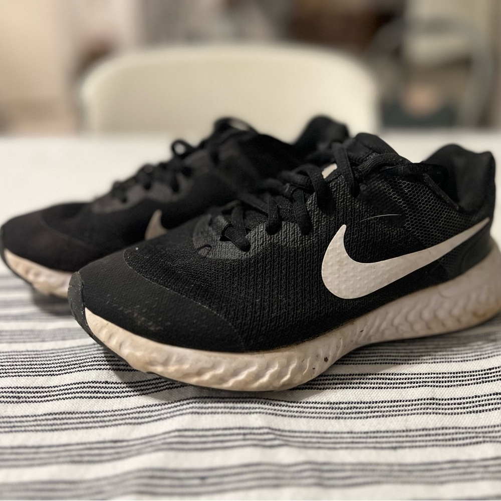 Nike revolution 6 running shoes.